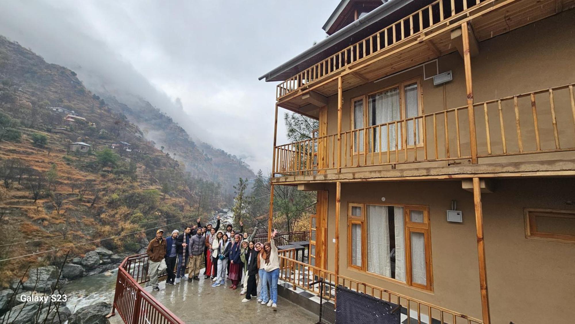 The Fiza Retreat Tirthan Banjār Εξωτερικό φωτογραφία
