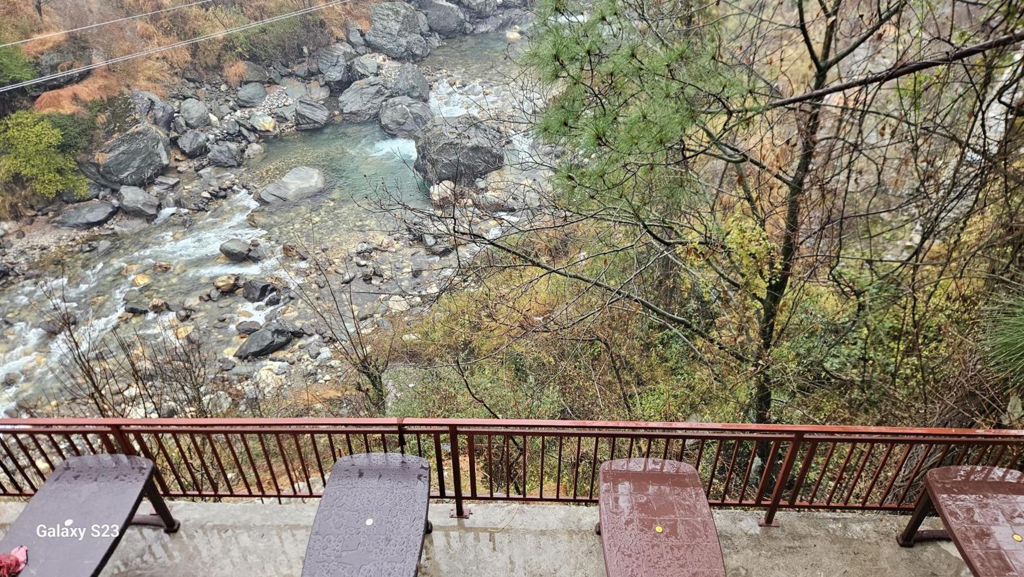 The Fiza Retreat Tirthan Banjār Εξωτερικό φωτογραφία